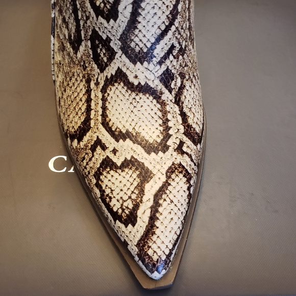 Vinte Camuto Gadina Block heel booties Size 8 - Picture 8 of 10